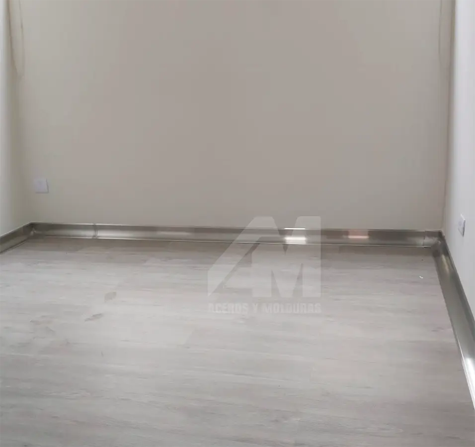 AYM DECORA SALA - LIMA PERÚ - ZÓCALOS CURVOS - SANITARIOS CURVOS - ATEMPORAL - DECORACIÓN - SUELO - DISEÑO DE INTERIORES - POLIETIRENO - RESISTENTE - ESTÉTICO - ZÓCALOS SANITARIOS