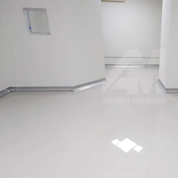 AYM DECORA SALA - LIMA PERÚ - ZÓCALOS CURVOS - SANITARIOS CURVOS - ATEMPORAL - DECORACIÓN - SUELO - DISEÑO DE INTERIORES - POLIETIRENO - RESISTENTE - ESTÉTICO - ZÓCALOS SANITARIOS