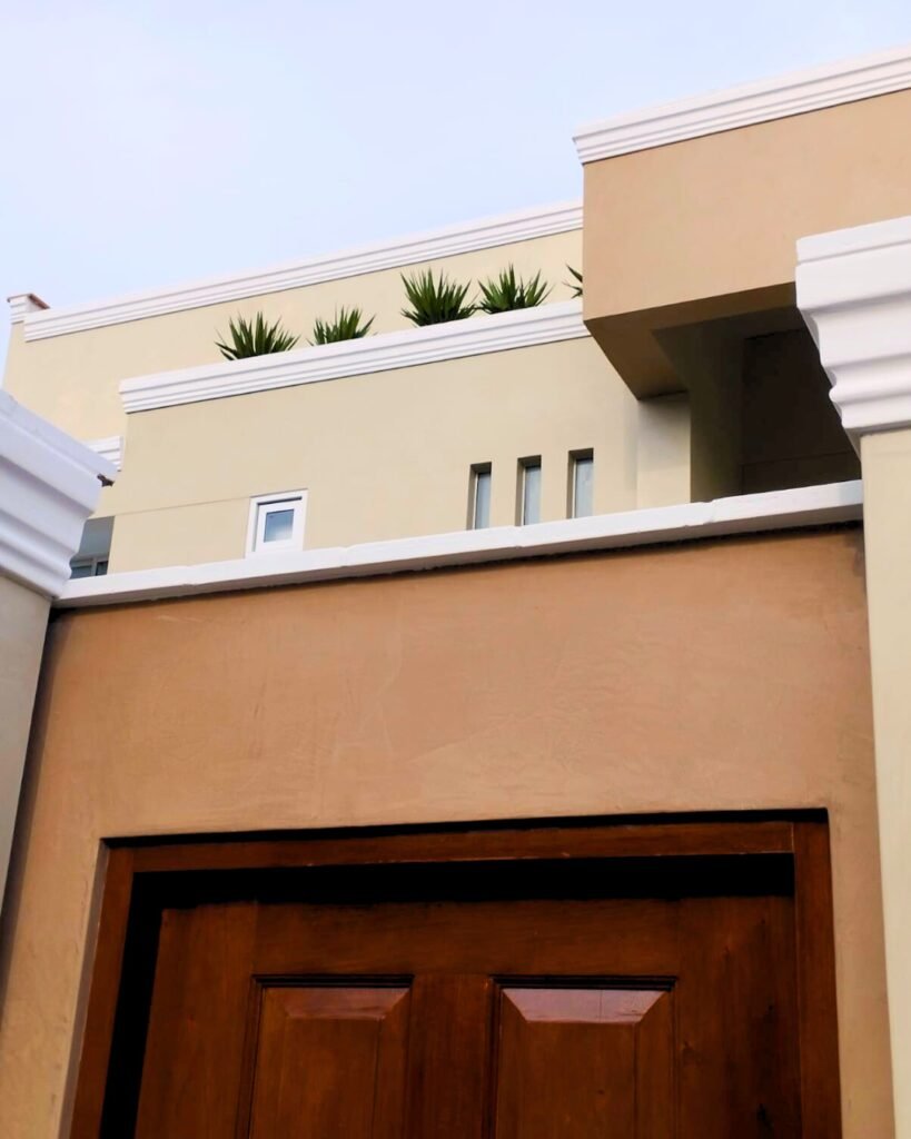 Cornisas exteriores instaladas en fachada de vivienda